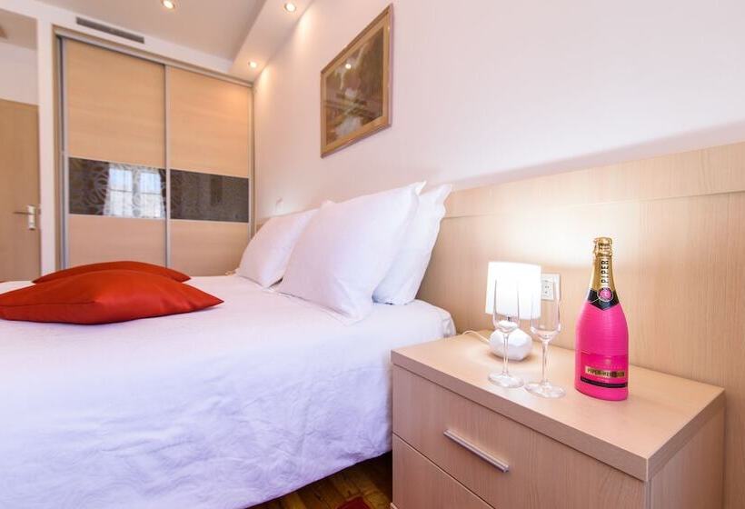 디럭스 룸, Heritage Hotel Vila Sikaa
