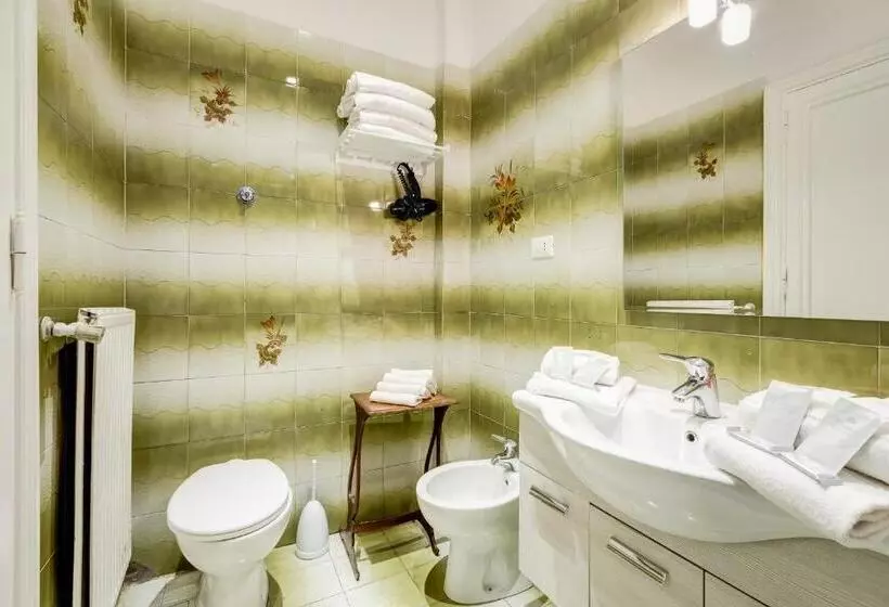 سوییت جونیور, Affreschi Su Roma Luxury B&b