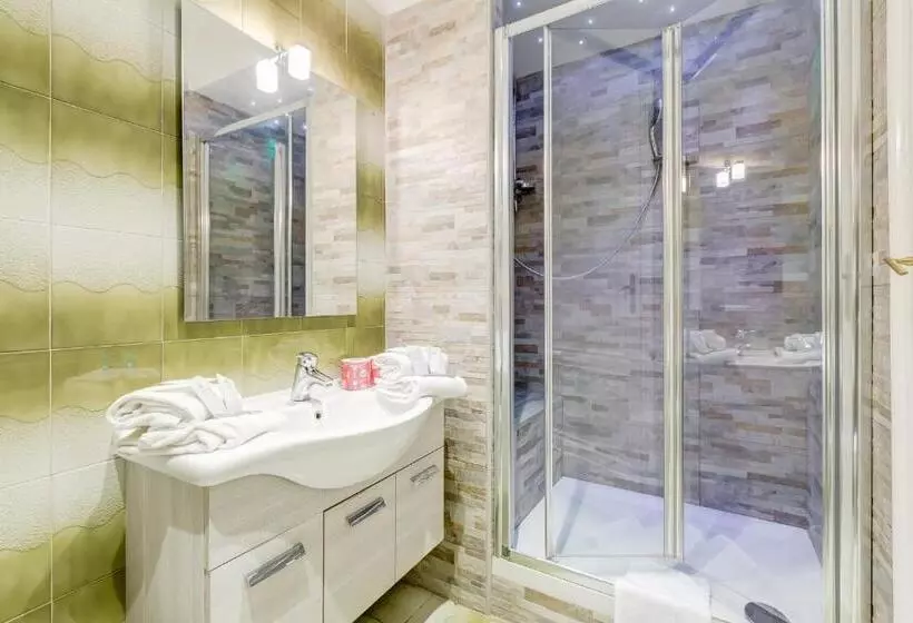 سوییت جونیور, Affreschi Su Roma Luxury B&b