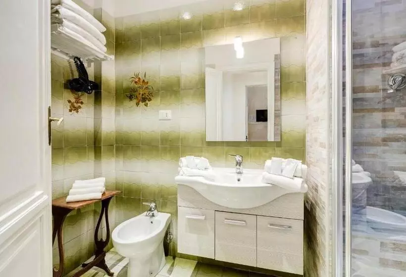 سوییت جونیور, Affreschi Su Roma Luxury B&b