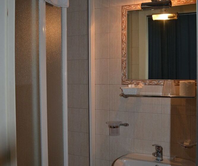 חדר סטנדרט לשלושה, Ferraro