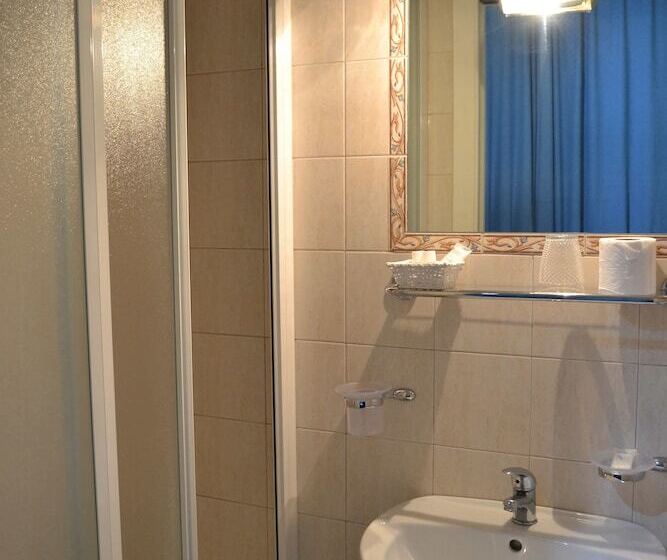 חדר סטנדרט לשלושה, Ferraro