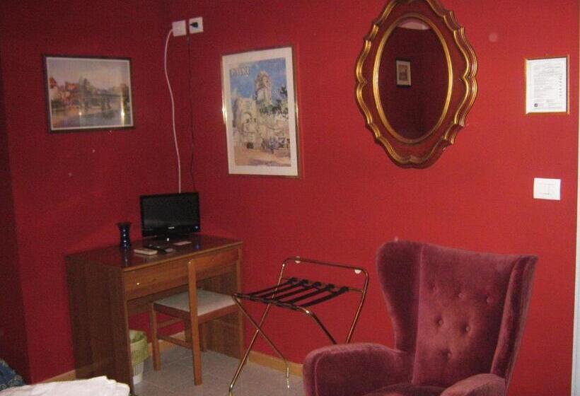 חדר סטנדרט לשלושה, Ferraro