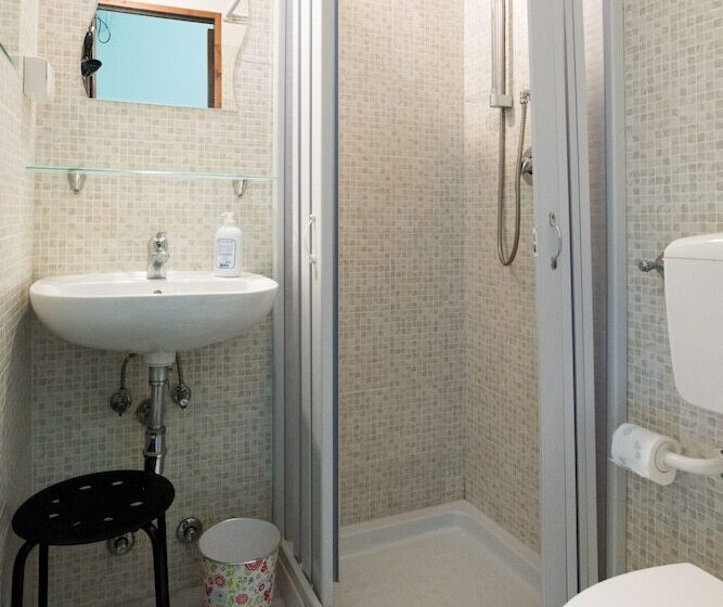 חדר סטנדרט לשלושה, Quo Vadis Roma 2