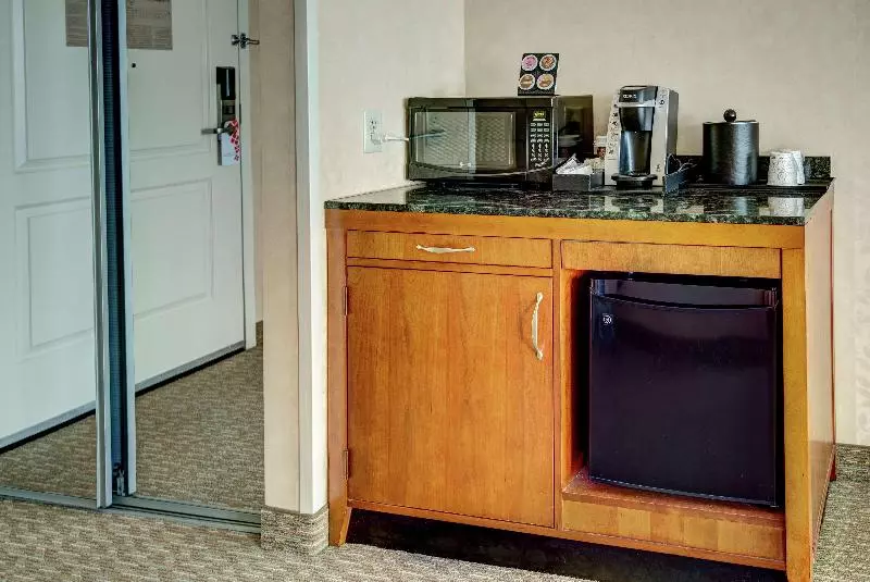キングサイズベッドのスタンダードルーム, Hilton Garden Inn Lakewood