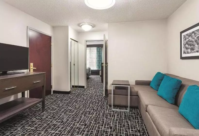 キングサイズベッドのスイートルーム, La Quinta Inn & Suites By Wyndham Covington