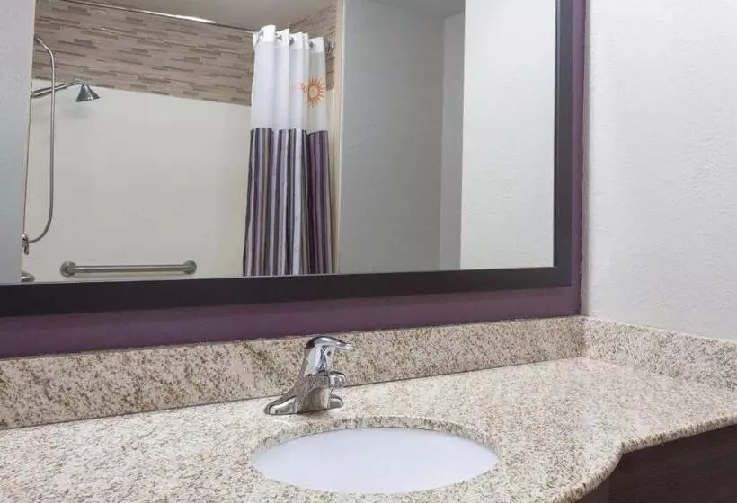 身障者適用キングサイズベッドルーム, La Quinta Inn & Suites By Wyndham Covington