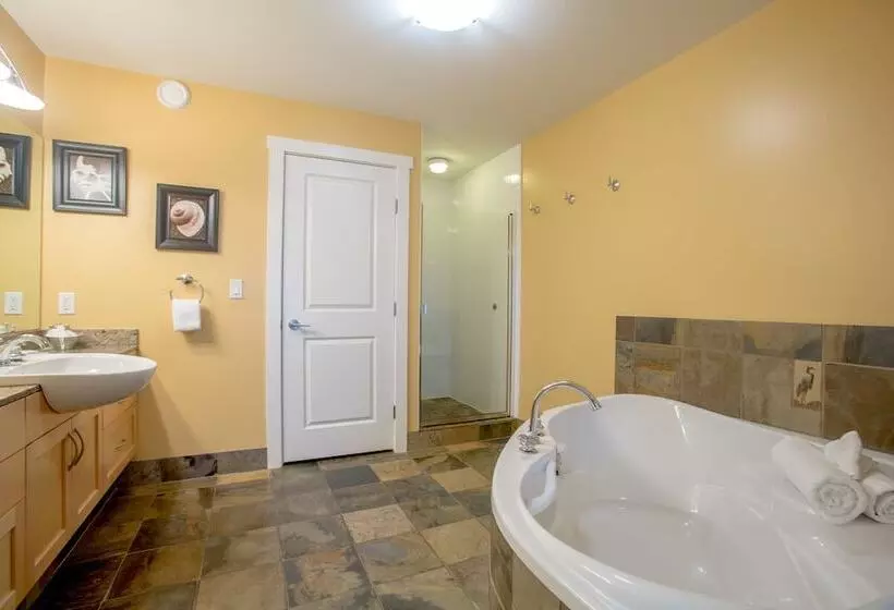 2 Bedroom Villa, Painted Boat Resort Spa And Marina