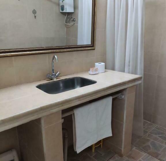 اتاق خانوادگی, Parana Inn