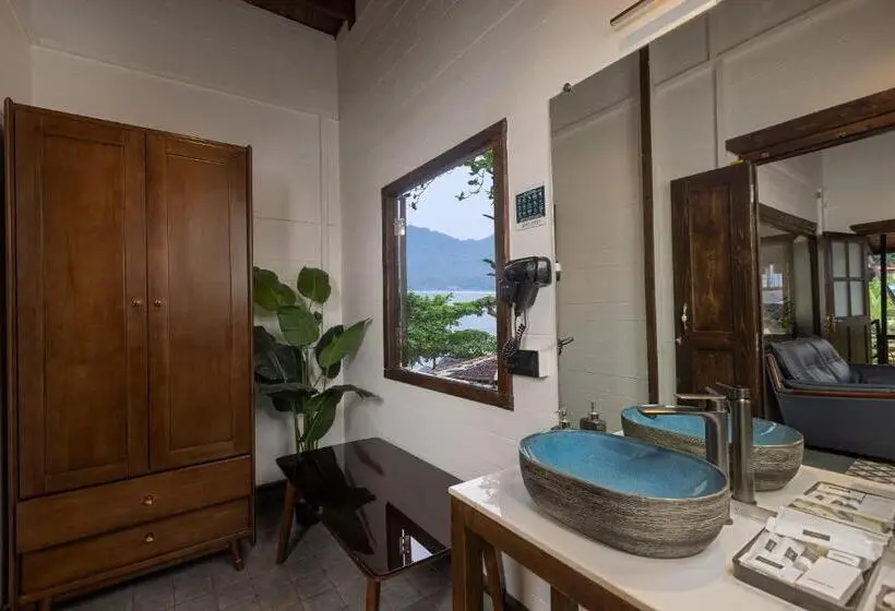 Superior Suite, The Ark Comforts