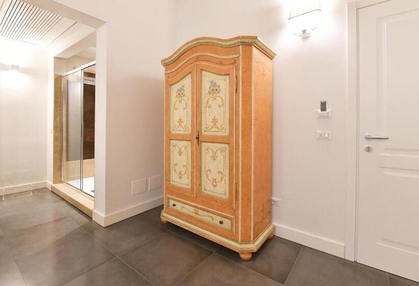 اتاق لوکس, Palazzo Degli Stemmi