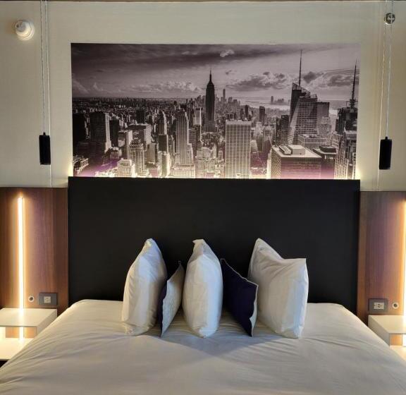 带大床的高级房间, Grand Hotel Times Blainville Mirabel