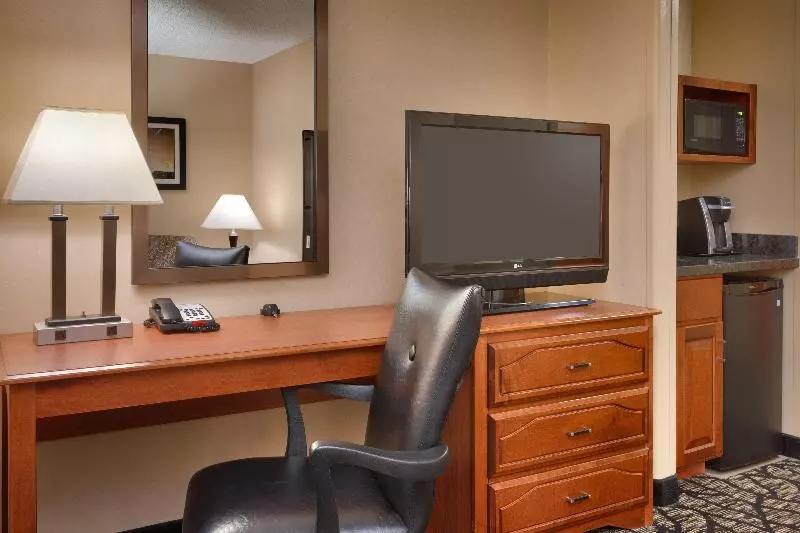 キングサイズベッドのスイートルーム, Holiday Inn Express Hotel & Suites Grand Junction, An Ihg