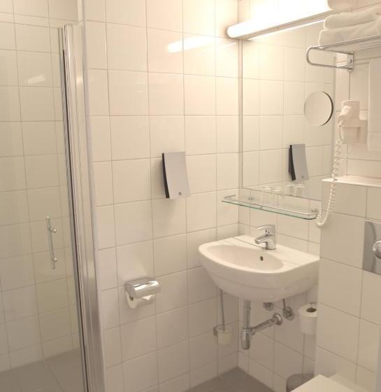 家庭间, L Charlottenberg