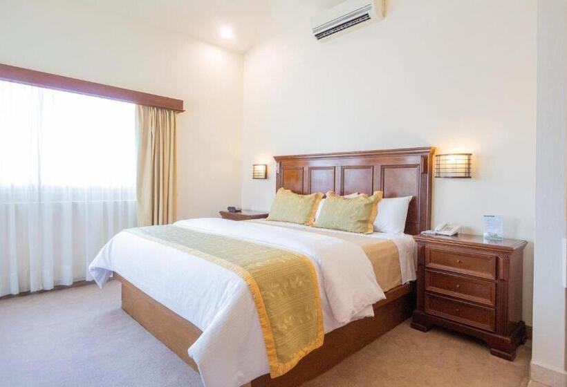 جناح جونيور, San Carlos Tequisquiapan