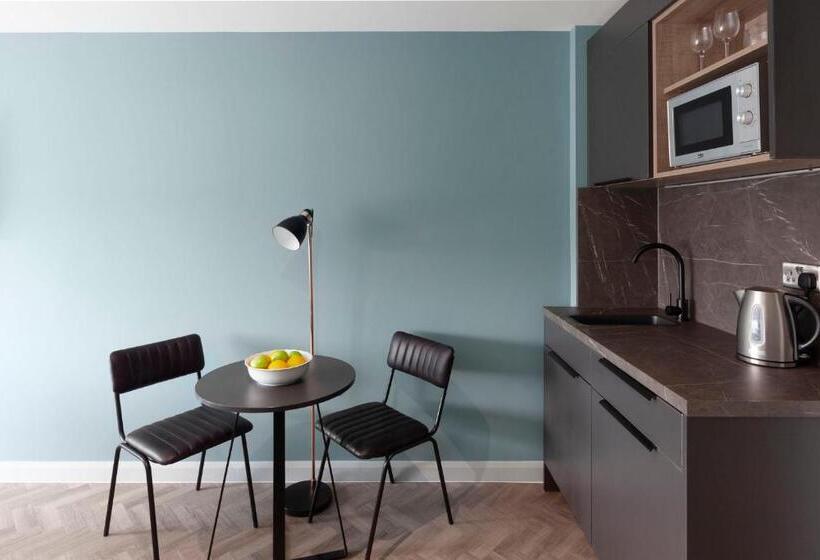 スーペリアスタジオ, Aptel East