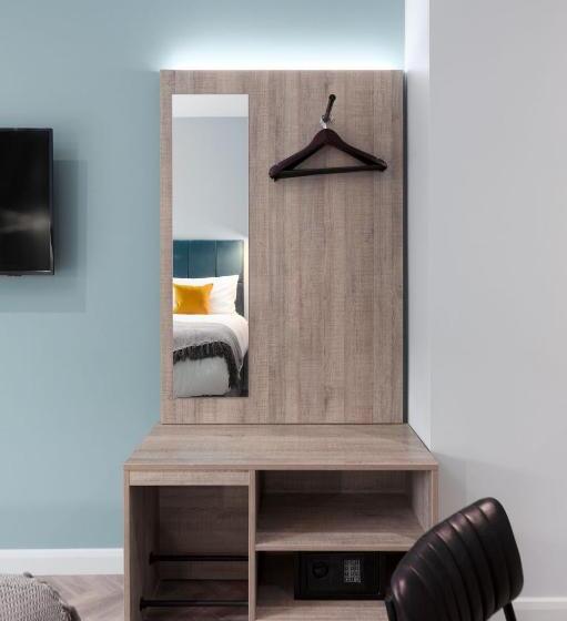 ファミリーステューディオ, Aptel East