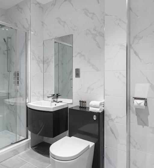 スイート(家族用), Aptel East