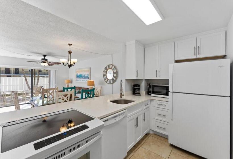 דירת חדר בקומת קרקע, Chateau By The Sea