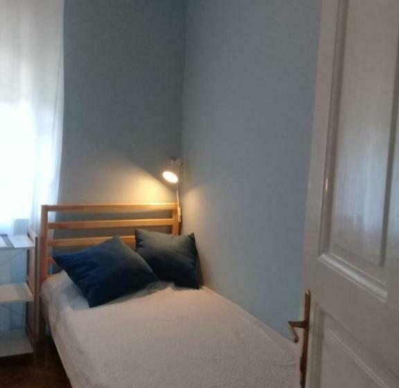 اتاق اکونومی, Room Next To Porto Montenegro