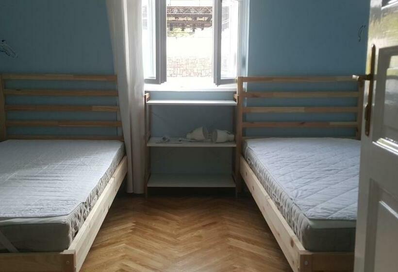 اتاق اکونومی, Room Next To Porto Montenegro