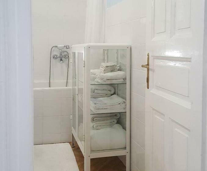 اتاق اکونومی, Room Next To Porto Montenegro