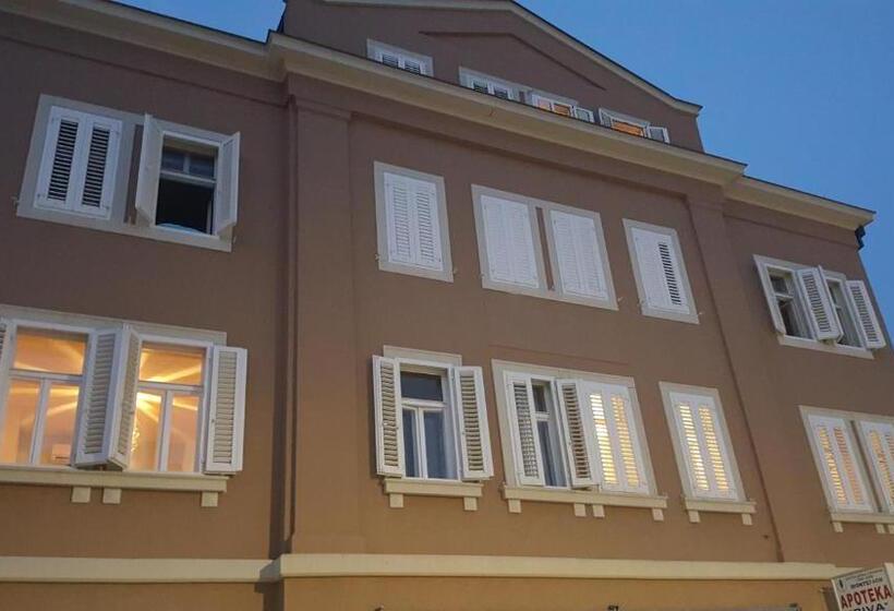 اتاق اکونومی, Room Next To Porto Montenegro