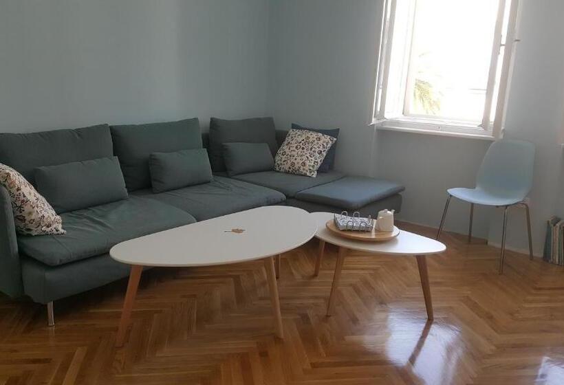 اتاق اکونومی, Room Next To Porto Montenegro