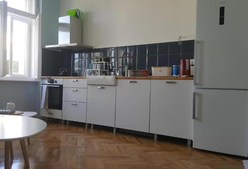 اتاق استاندارد با چشمانداز کوهستان, Room Next To Porto Montenegro