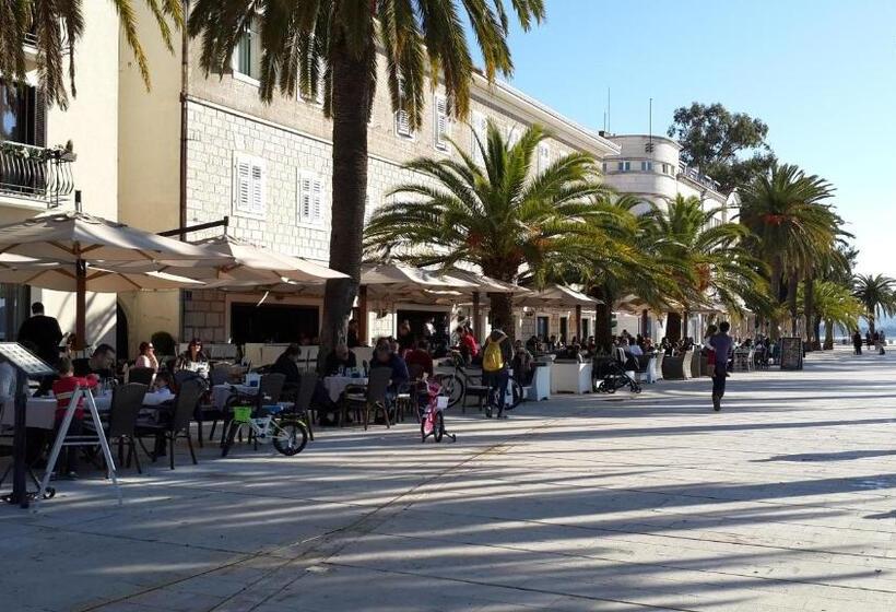 اتاق اکونومی, Room Next To Porto Montenegro