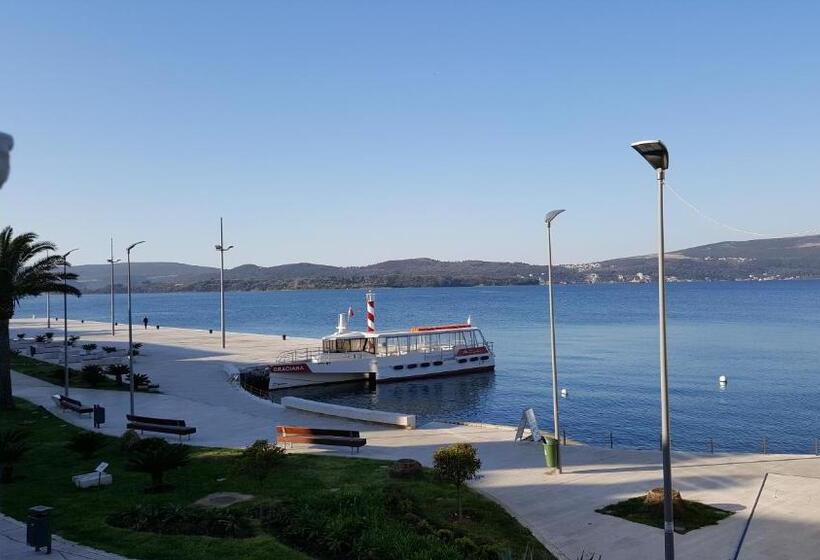 اتاق استاندارد با چشمانداز کوهستان, Room Next To Porto Montenegro