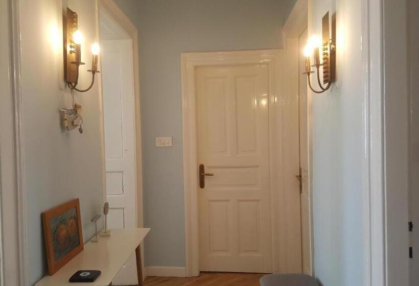 اتاق استاندارد با چشمانداز کوهستان, Room Next To Porto Montenegro