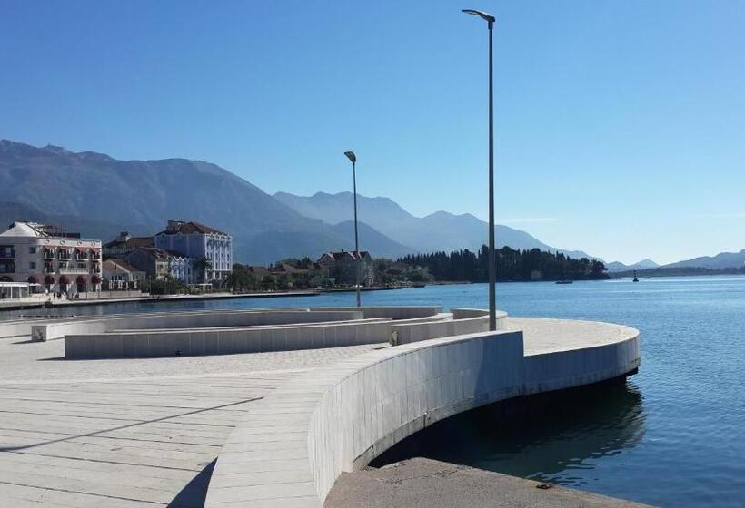 اتاق استاندارد با چشمانداز دریا, Room Next To Porto Montenegro