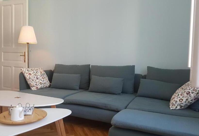 اتاق استاندارد با چشمانداز کوهستان, Room Next To Porto Montenegro