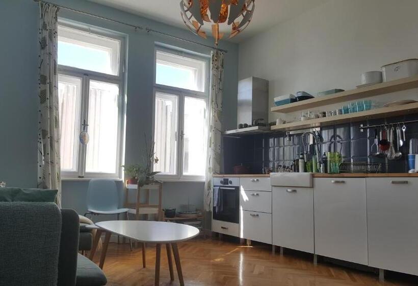 اتاق استاندارد با چشمانداز دریا, Room Next To Porto Montenegro