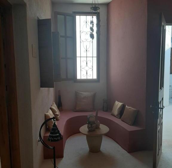 غرفة قياسية, Menzel Caja