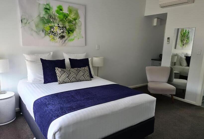 اتاق لوکس, The Avenue Inn