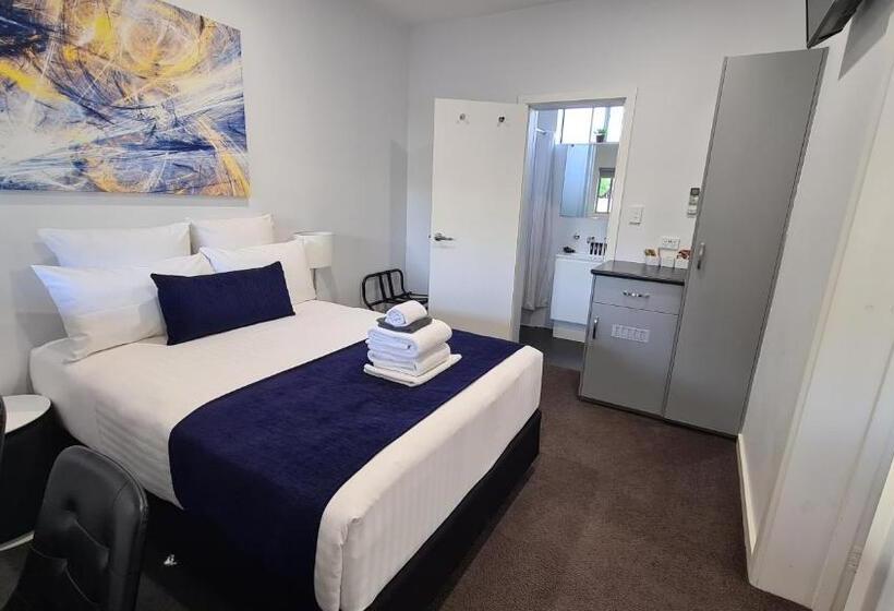 اتاق خانوادگی تودرتو, The Avenue Inn