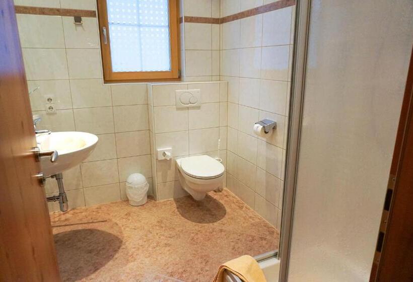 标准三人间, Pension Angern