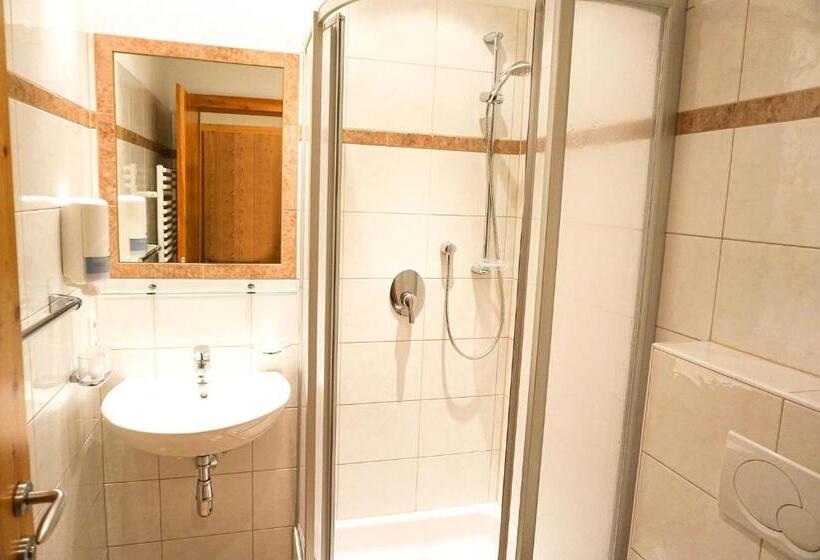 家庭山景房, Pension Angern