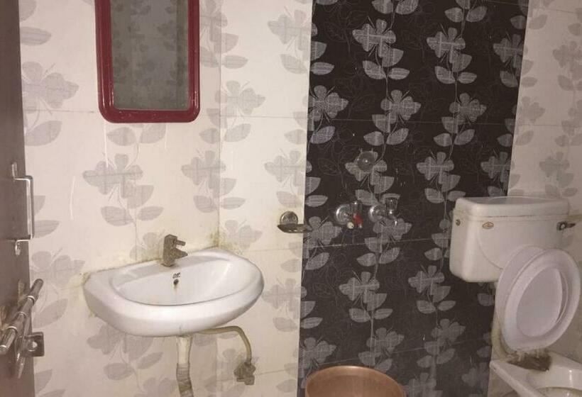 اتاق ساده سه‌ نفره, New City Inn