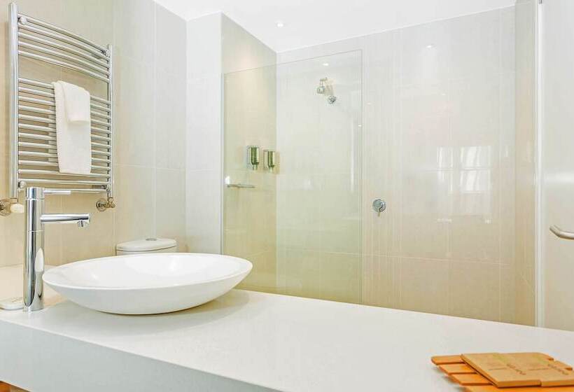 استودیوی پریمیوم, Deep Blue Hotel & Hot Springs