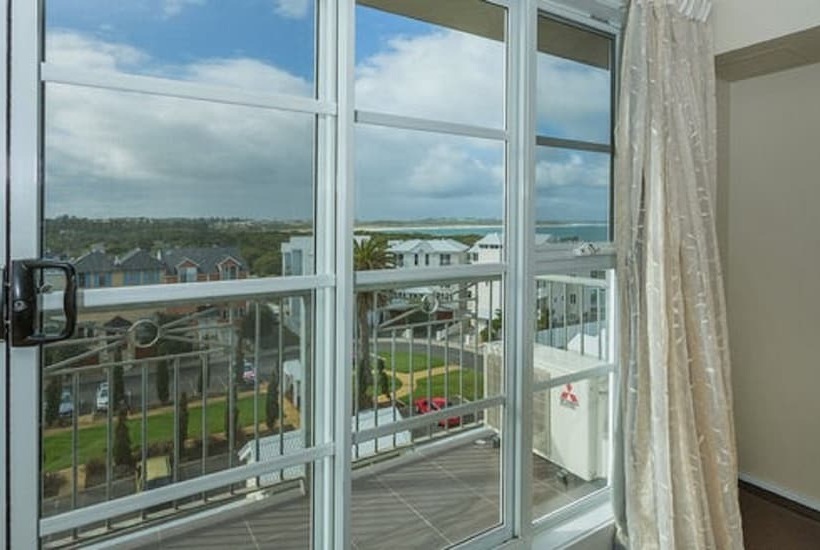 استودیوی پریمیوم, Deep Blue Hotel & Hot Springs