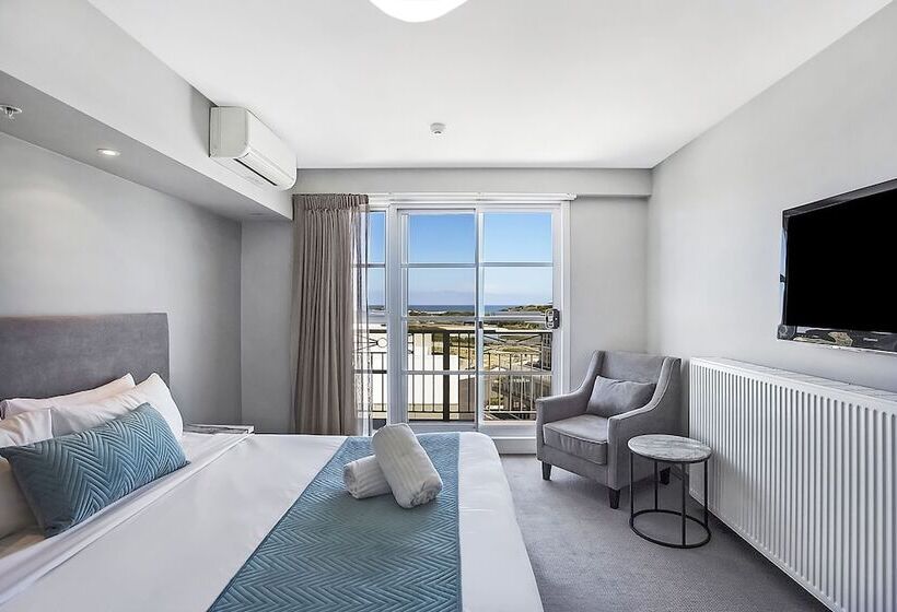 استودیوی پریمیوم, Deep Blue Hotel & Hot Springs