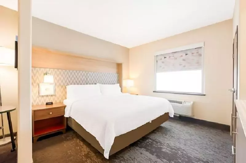 اتاق استاندارد با تخت بزرگ برای معلولان, Holiday Inn   Brownsville, An Ihg