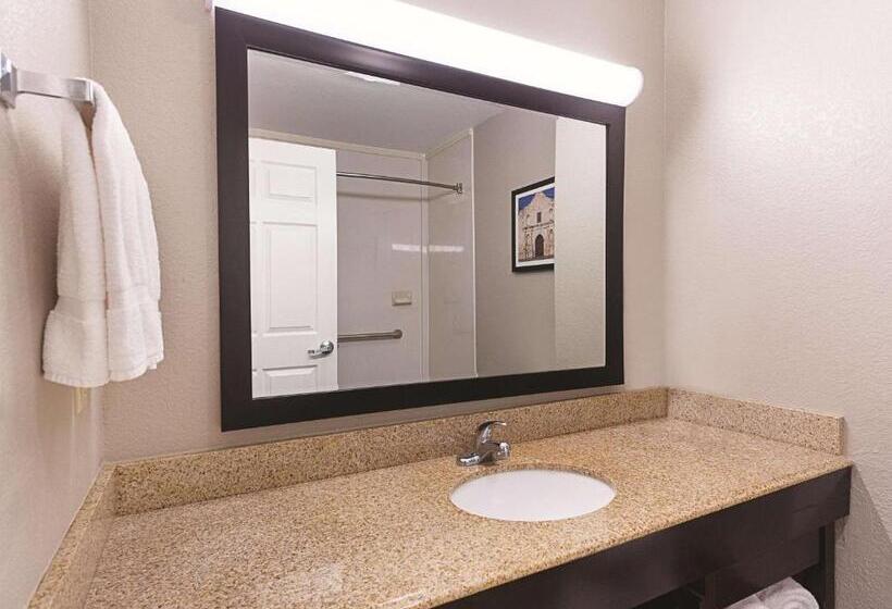 חדר דחוקס עם מיטת קינג, La Quinta By Wyndham San Antonio Northwest