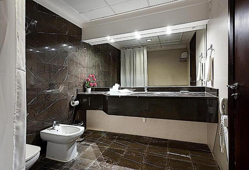 سوییت جونیور, Monroe Hotel & Suites