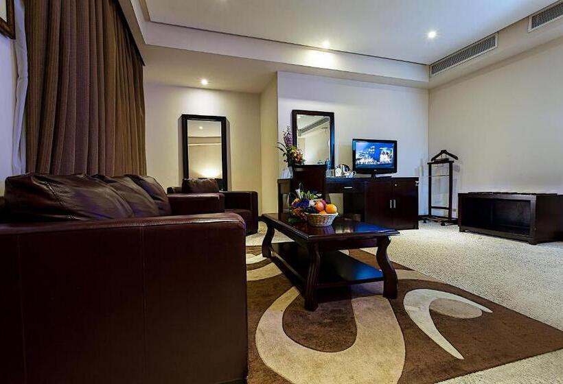 سوییت جونیور, Monroe Hotel & Suites