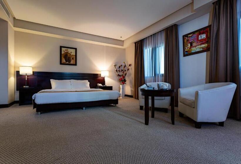 سوییت جونیور, Monroe Hotel & Suites