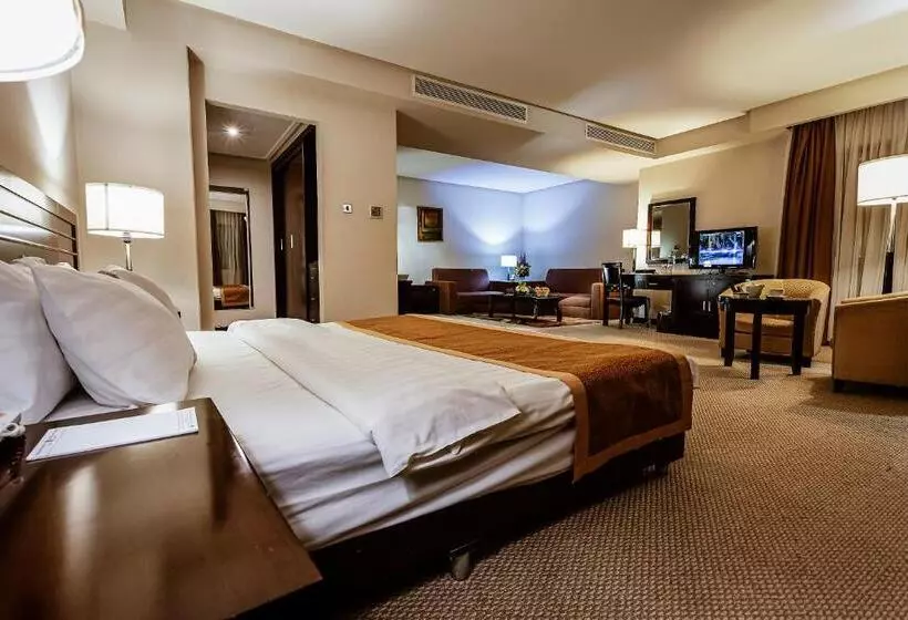 سوییت جونیور, Monroe Hotel & Suites